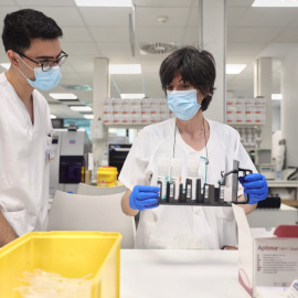 (31/05/22) Varios técnicos de laboratorio trabajan con pruebas PCR para la viruela del mono en el Hospital público Gregorio Marañón, a 31 de mayo de 2022, en Madrid.