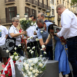 La família del nen australià que va morir en els atemptats del 17-A i altres familiars dipositen els clavells blancs en record de les víctimes, en la commemoració dels cinc anys, al memorial pla de l'Ós de la Rambla.