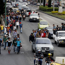 Migrantes hondureños se trasladan a pie o en camionetas, con la ayuda de ciudadanos guatemaltecos, hacia el departamento de Escuintla para acercarse a la frontera con México. EFE/Esteban Biba