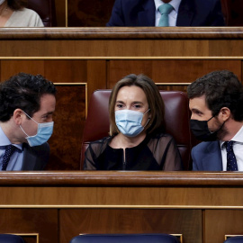 24/03/2021.- (De dcha a izq, delante) El líder popular Pablo Casado conversa con su portavoz en el Congreso, Cuca Gamarra, y el diputado Teodoro García Egea durante una nueva sesión de control al Gobierno, la última de Pablo Iglesias antes de abandona