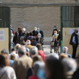 Decenas de personas hacen cola para votar en el Colegio Joaquín Turina de Arturo Soria, a 4 de mayo de 2021, en Madrid (España)