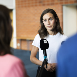 La primera ministra finlandesa Sanna Marin habla con los medios de comunicación.