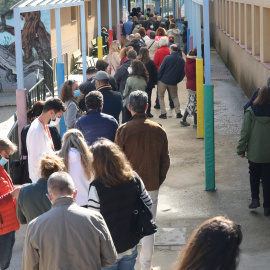 Decenas de personas hacen cola para votar en el Colegio Público La Navata, a 4 de mayo de 2021, en Madrid (España).