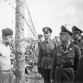 Heinrich Himmler (en primer plano, con gafas) estuvo al mando de las SS y fue el responsable de la creación del instituto Ahnenerbe, que aspiraba a legitimar el credo rascista con datos científicos proporcionados por sus investigadores.