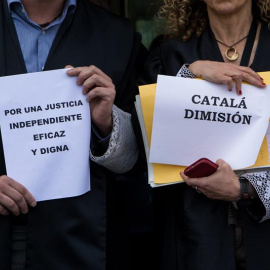 Fiscales y jueces se han concentrado este mediodía en la Ciutat de la Justicia, en el marco de sus protestas, con paros de una hora convocados para hoy y con la vista puesta en el próximo viernes, cuando está prevista una huelga y una concentración fr