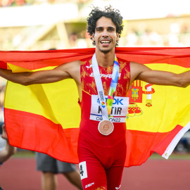 (20/7/22) El atleta Mohamed Katir celebra la medalla de bronce tras la final de los 1.500 metros en el Campeonato Mundial de Atletismo 2022 celebrado en Oregón.