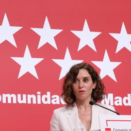 La presidenta de la Comunidad de Madrid, Isabel Díaz Ayuso, interviene tras la firma del convenio de transporte con el presidente de la Junta de Castilla La-Mancha