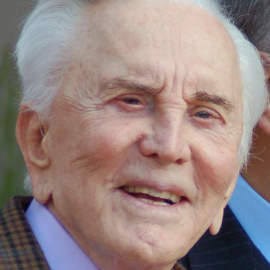 Fotografía de Kirk Douglas. El actor vivió hasta los 102 años, lo que demuestra que su edad biológica debía ser bastante inferior a la cronológica.