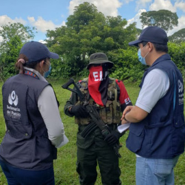 13/08/2022 Fotografía cedida hoy por la Defensoría del Pueblo de Colombia que muestra a funcionarios de la Defensoría del Pueblo mientras hablan con un integrante del Ejército de Liberación Nacional (ELN) en zona rural de Tame, Arauca (Colombia), a 1