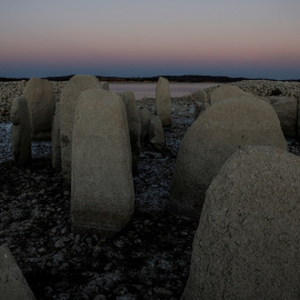 El dolmen de Guadalperal, también conocido como el 'Stonehenge español', reaparece por el retroceso de las aguas del embalse de Valdecañas en las afueras de El Gordo (Cáceres). REUTERS/Susana Vera