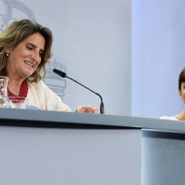 La vicepresidenta tercera y ministra para la Transición Ecológica y el Reto Demográfico, Teresa Ribera (i), y la ministra Portavoz, Isabel Rodríguez (d), en una rueda posterior al Consejo de Ministros en el Complejo de la Moncloa, a 1 de agosto de 202