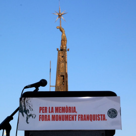 13/07/2022-El monumento franquista de Tortosa con una pancarta para su desmantelamiento el 13 de julio