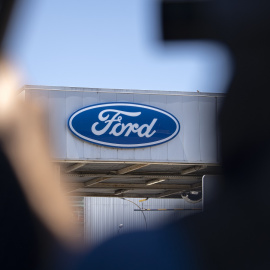 Logo de Ford en la entrada de su fábrica en Almussafes (Valencia). E.P./Jorge Gil