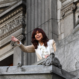 La actual vicepresidenta y expresidenta de Argentina, Cristina Fernández de Kirchner, saluda desde un balcón del Congreso tras de pronunciar un discurso público en su defensa.