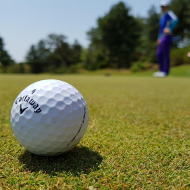 Una bola de golf en mitad de un campo, en una imagen de archivo