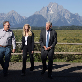 El presidente de la Reserva Federal (Fed) de EEUU, Jerome Powell (d.), con el presidente de la Reserva Federal de Nueva York, John C. Williams (i.), y la vicepresidenta dela Fed, Lael Brainard (c.), enel Parque Nacional de Teton National, antes de partici