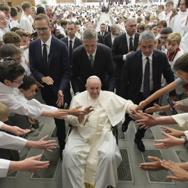 Una imagen proporcionada por los medios del Vaticano muestra al Papa Francisco llegando a la audiencia en la que dio su discurso, a 26 de agosto de 2022.