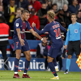 Mbappe y Neymar durante un partido. EFE