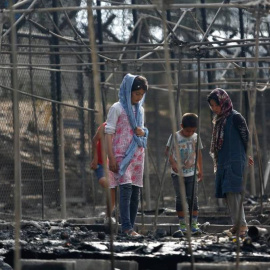 Personas refugiadas en los escombros de su refugio tras una incendio en el campo de refugiados de Moria, en la isla griega de Lesbos.- REUTERS/ARCHIVO