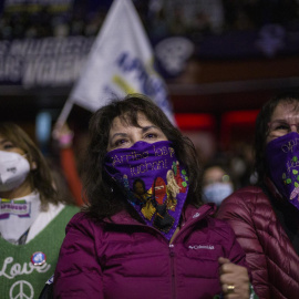 29/08/2022. Decenas de mujeres  participan en el acto político para incentivar el voto a favor de la nueva Constitución en el plebiscito del próximo 4 de septiembre, el 27 de agosto de 2022.