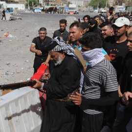 Pistoleros chiítas iraquíes leales al clérigo chiíta y líder del movimiento sadrista Moqtada al Sadr, durante enfrentamientos con las fuerzas gubernamentales en el área de la Zona Verde, en el centro de Bagdad, Irak, el 30 de agosto de 2022.