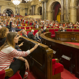 Votació al ple del Parlament aquest dijous. EN primer terme, les diputades de Catalunya en Comú-Podem Jéssica Albiach i Elisenda Alemany. / Parlament de Catalunya.