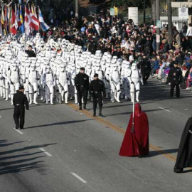 Cientos de personas vestidas de personajes de la popular saga de la Guerra de las Galaxias, durante el Desfile de las Rosas./REUTERS