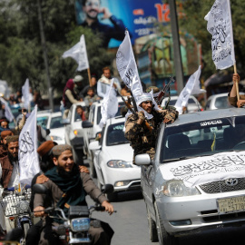 31/08/2022 Miembros talibanes conducen un convoy para celebrar el primer aniversario de la retirada de las tropas estadounidenses de Afganistán, a lo largo de una calle en Kabul, Afganistán, el 31 de agosto de 2022.