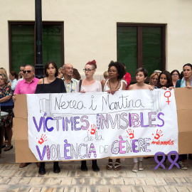 Concentración convocada esta tarde en la Plaza Mayor de Castellón en repulsa por el presunto asesinato de Nerea y Martina a manos de su padre que posteriormente se ha arrojado al vacío en el domicilio familiar - EFE / Domenech Castelló