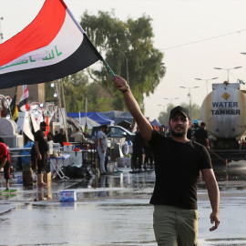 Un seguidor del clérigo Muqtada al Sadr ondea la bandera de Irak en una protesta del 8 de agosto.