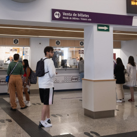 Varias personas hacen cola para adquirir un abono gratuito en la estación de trenes, a 24 de agosto de 2022, en Santiago de Compostela, A Coruña, Galicia, (España).