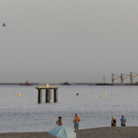 31/8/22 El buque semihundido  desde la  playa de Algeciras (Cádiz), a 31 de agosto de 2022.