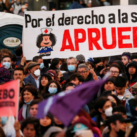 ºManifestantes por el "apruebo" en un acto en Valparaíso (Chile) este jueves, 1 de septiembre de 2022.