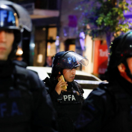 Agentes de la Policía hacen guardia frente a la casa de la vicepresidenta de Argentina, Cristina Fernández de Kirchner, a 1 de septiembre de 2022.