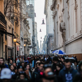 02/09/2022-Miles de personas se manifiestan hoy en apoyo a la vicepresidenta argentina Cristina Fernández de Kirchner tras el atentado en su contra, cerca a la Plaza de Mayo en Buenos Aires (Argentina)