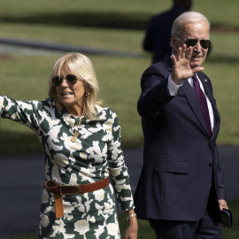 02/09/2022-El presidente estadounidense Joe Biden (derecha) y la primera dama Jill Biden (izquierda) caminan por el jardín sur para salir de la Casa Blanca en el Marine One, en Washington, DC, Estados Unidos, el 2 de septiembre de 2022. El presidente Bid