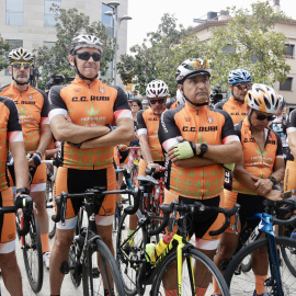 Membres del Club Ciclista Rubí durant el minut de silenci en record als companys morts en l’atropellament de Castellbisbal.