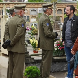 El secretario general del PCPV-PCE y concejal de EUPV, Javier Parra conversa ante el coronel al frente del piquete de honores a los Caídos junto a un jardín tricolor de represaliados republicanos. Foto AIP-Agencia