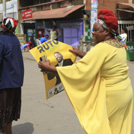 05/09/2022-Partidarios de la Coalición Kwanza de Kenia celebran el fallo del Tribunal Supremo, en el área 4 de Mathare, en Nairobi, Kenia, el 5 de septiembre de 2022.