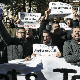 Varios centenares de conductores de vehículos de alquiler con conductor (VTC) se han manifestado a pie este lunes en Barcelona, desde la Avenida Diagonal hasta la sede de la Conselleria de Territorio y Sostenibilidad, donde esperan ser recibidos por el c