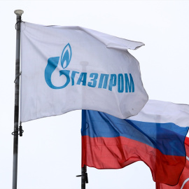 Las banderas de Gazprom y Rusia en su sede de San Petersburgo. Imagen de Archivo.