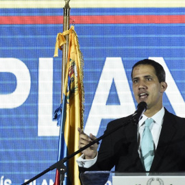 El líder de la oposición y autoproclamado "presidente interino" Juan Guaidó presenta el plan de su gobierno en el auditorio de la Universidad Central de Venezuela (UCV) en Caracas el 31 de enero de 2019 | AFP