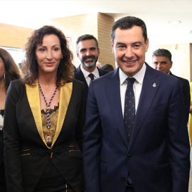 El presidente de la Junta de Andalucía, Juanma Moreno con la nueva alcaldesa de Almería, Ana Vázquez.