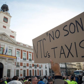 Un momento de la concentración de taxistas madrileños en la Puerta del Sol de Madrid./EFE