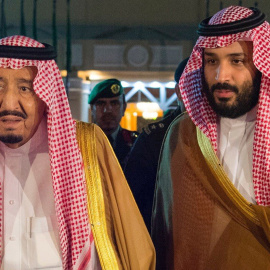 El rey Salman junto a su hijo y heredero, Mohamed bin Salman. REUTERS