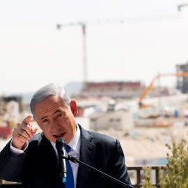 El primer ministro israelí, Benjamín Netanyahu, pronuncia un discurso frente a las obras de una asentamiento judío en territorios ocupados palestinos de Cisjordania en 2015.-REUTERS / ARCHIVO