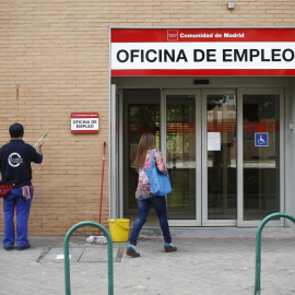 Una mujer entra en una oficina de empleo de la Comunidad de Madrid. E.P.