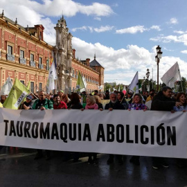 Cabecera de la manifestación antitaurina en Sevilla. (S. F. REVIEJO)