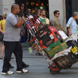 Trabajador extranjero en el centro de Madrid. E.P.