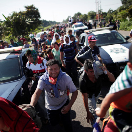 Migrantes centroamericanos caminan por una carretera cerca de la frontera con Guatemala mientras continúan su viaje tratando de llegar a los Estados Unidos. / REUTERS - UESLEI MARCELINO